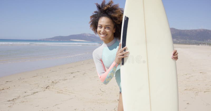 Усмехаясь женское положение с surfboard сток-видео