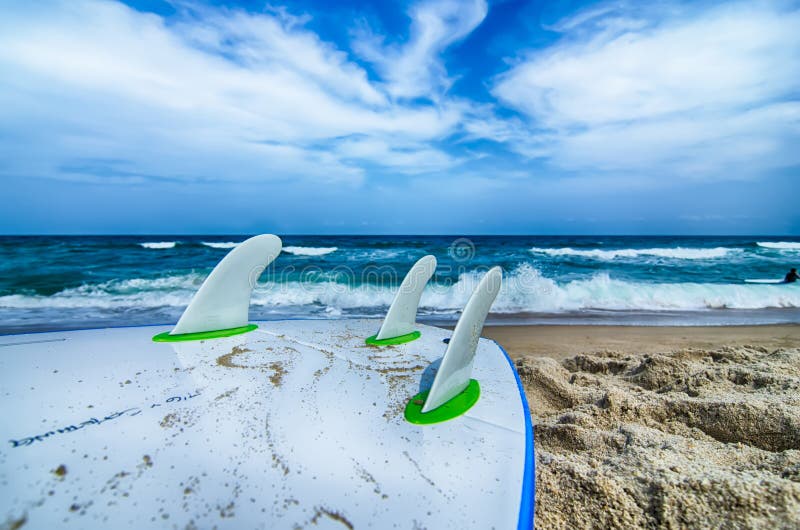 Surfboard i żebra oczekuje dostawać w ocean wodę