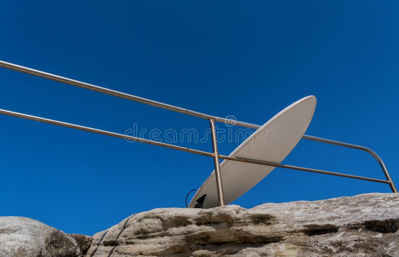 Surfboard jest oparty na ogrodzeniu obrazy royalty free Surfboard jest oparty na ogrodzeniu obrazy royalty free