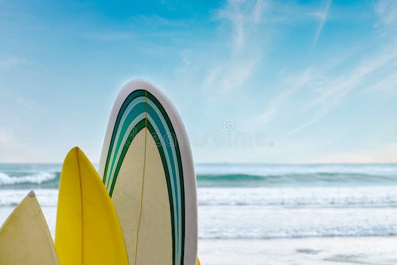 Surfboards стоят в ряд против волн и голубого неба стоковое фото Surfboards стоят в ряд против волн и голубого неба стоковое фото