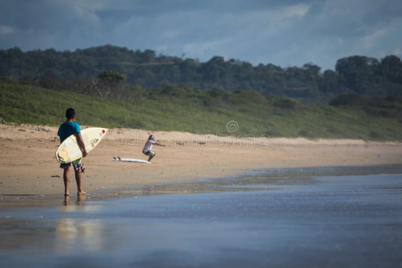 Surfen in Costa Rica lizenzfreie stockfotos Surfen in Costa Rica lizenzfreie stockfotos