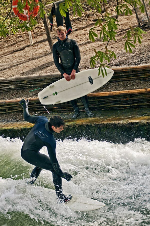 In München Surfen, Englischer Garten Redaktionelles Stockfoto Bild
