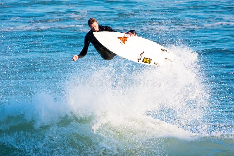 Surfer Chris Sanders Surfing bij Stoombootsteeg Californië stock afbeelding Surfer Chris Sanders Surfing bij Stoombootsteeg Californië stock afbeelding