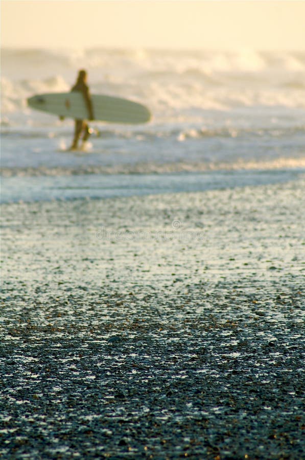 Surfer dans la distance photo libre de droits