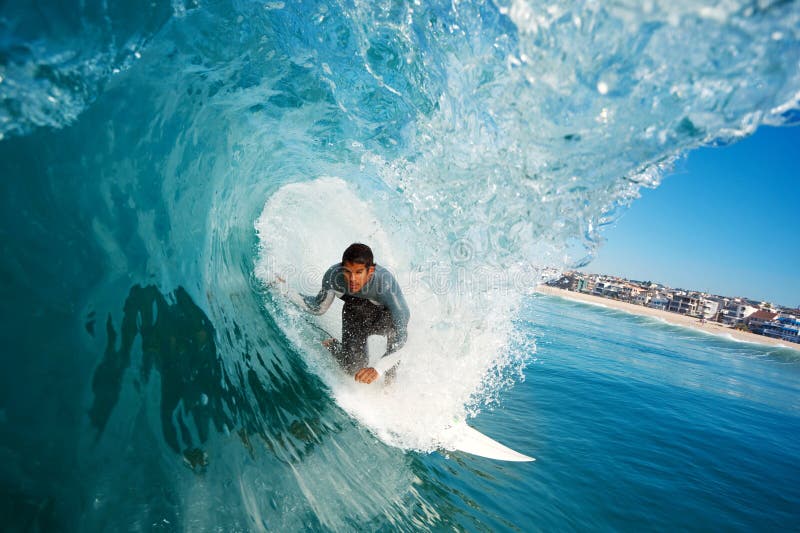 Surfer dans le tube images stock