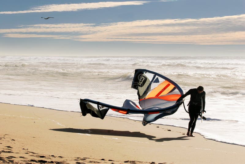 Surfer de cerf-volant sur la plage photo stock Surfer de cerf-volant sur la plage photo stock