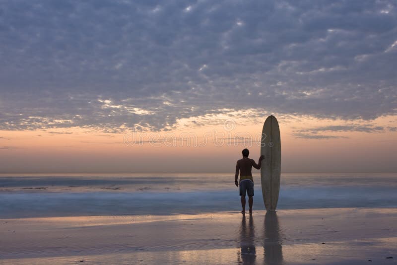 Surfer de Longboard image stock. Image du plage, baggies 16808829
