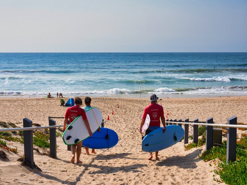 Surfer, die auf sandigen Strand, Sydney, Australien gehen lizenzfreie stockfotos Surfer, die auf sandigen Strand, Sydney, Australien gehen lizenzfreie stockfotos