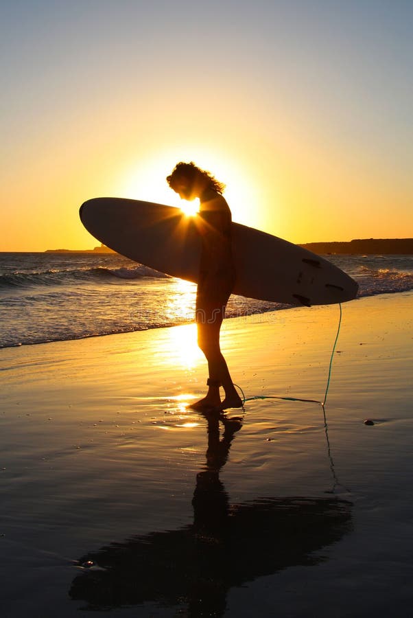 Joven una mujer surfear su brazo, atardecer en.