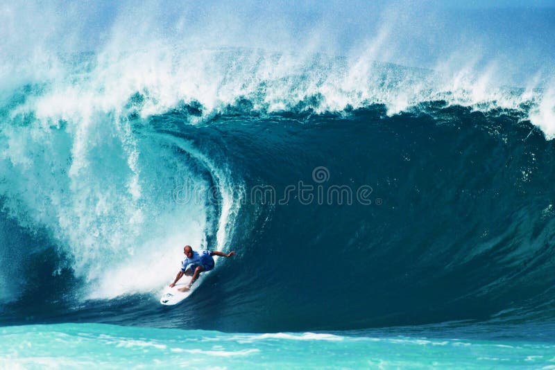 Surfer Kelly Slater surfant la canalisation en Hawaï photo stock
