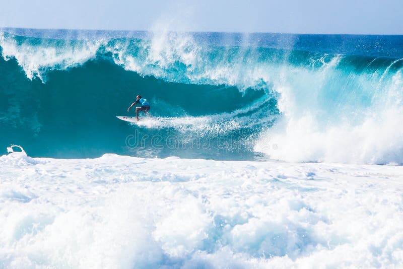 Surfer Kelly Slater Surfing Pipeline en Hawaï photos stock