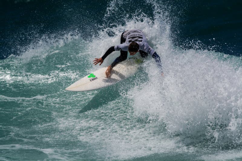 Surfer in Ribeira DE Ilhas Beach in Ericeira Portugal stock fotografie Surfer in Ribeira DE Ilhas Beach in Ericeira Portugal stock fotografie