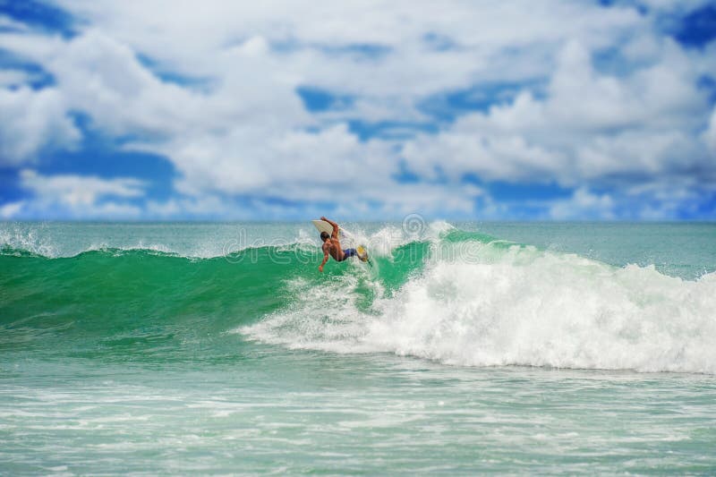 Surfer sportif avec le conseil photos stock