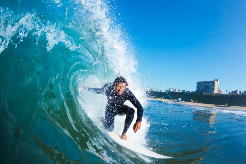 Surfer sur l'onde d'océan bleue photographie stock