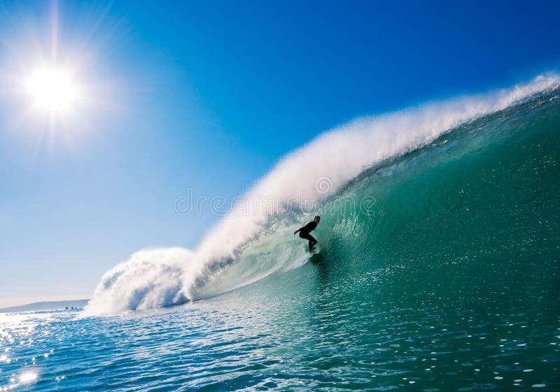 Surfer sur l'onde parfaite images libres de droits