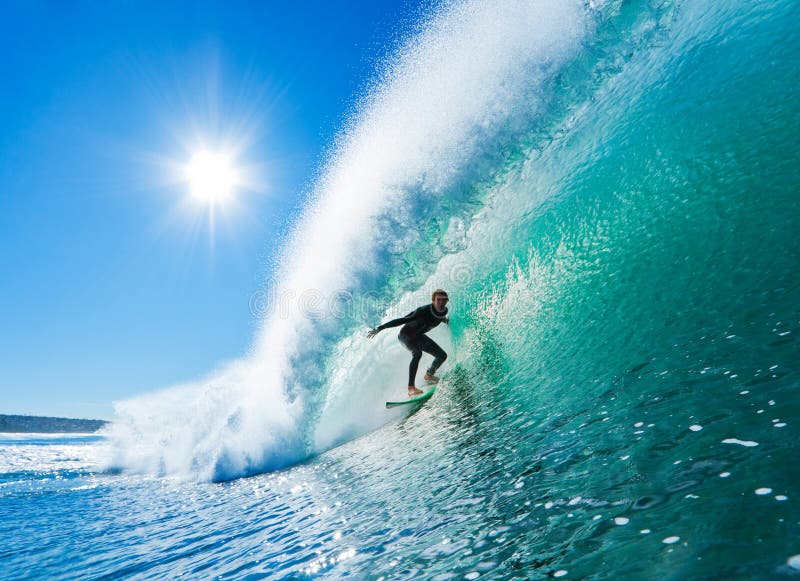 Surfer sur l'onde parfaite obtenant Barreled image stock