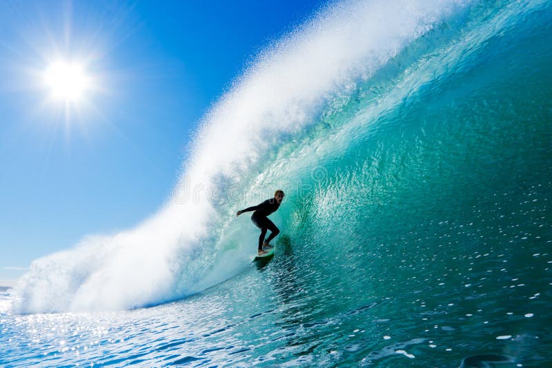 Surfer sur l'onde étonnante. Surfer sur l'onde bleue parfaite dans le baril, tube épique