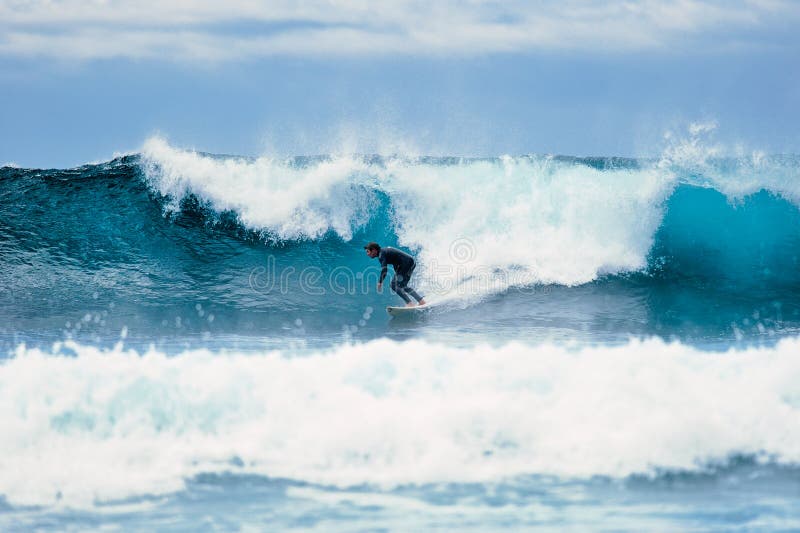 Surfer sur la vague images stock