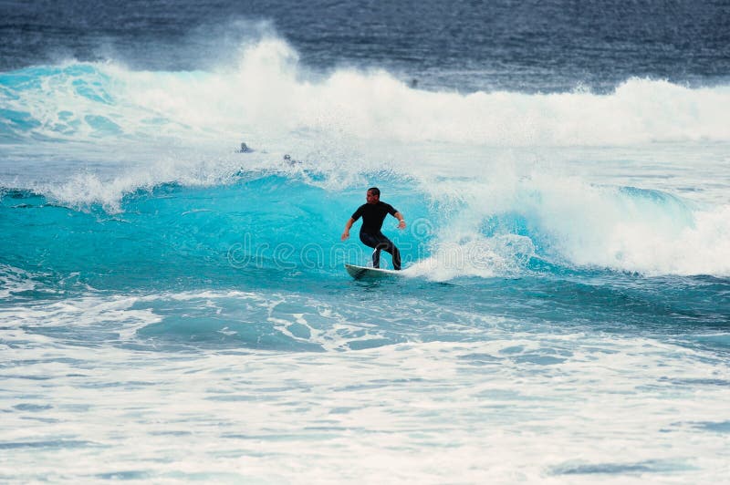 Surfer sur la vague photos libres de droits