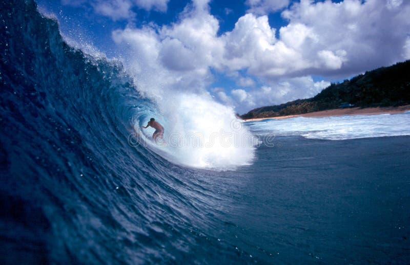 Surfer surfant le tube photos libres de droits Surfer surfant le tube photos libres de droits