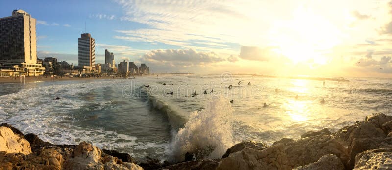 Surfer in Tel Aviv lizenzfreies stockfoto Surfer in Tel Aviv lizenzfreies stockfoto