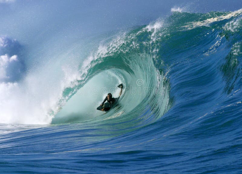 Surfer une onde parfaite de tube au compartiment Hawaï de Waimea photographie stock libre de droits