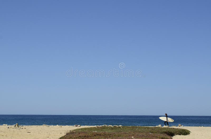 Surfer με τις ιστιοσανίδες στο τοπίο Baja, Μεξικό ακτών παραλιών στοκ φωτογραφίες Surfer με τις ιστιοσανίδες στο τοπίο Baja, Μεξικό ακτών παραλιών στοκ φωτογραφίες
