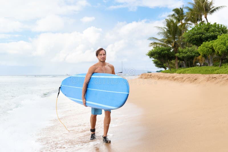 Surfermann, der auf Maui-Strand Hawaii USA surft lizenzfreies stockfoto Surfermann, der auf Maui-Strand Hawaii USA surft lizenzfreies stockfoto