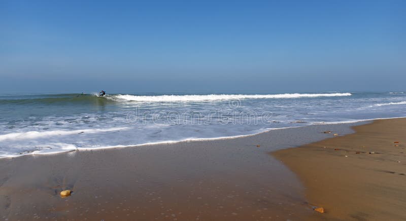 Surfers d'hiver sur la vague photos stock Surfers d'hiver sur la vague photos stock