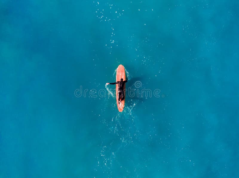 Surferspitze der Welle im Ozean, Draufsicht aeria lizenzfreies stockbild Surferspitze der Welle im Ozean, Draufsicht aeria lizenzfreies stockbild