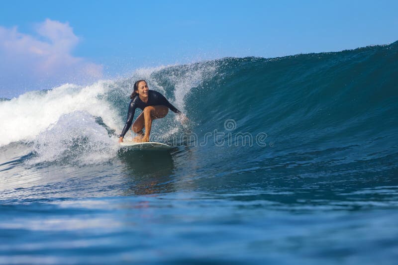 Surfeuse sur vague photographie stock libre de droits
