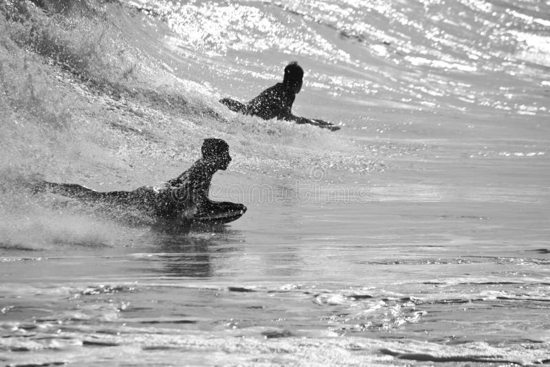 Surfin de la silueta foto de archivo Surfin de la silueta foto de archivo