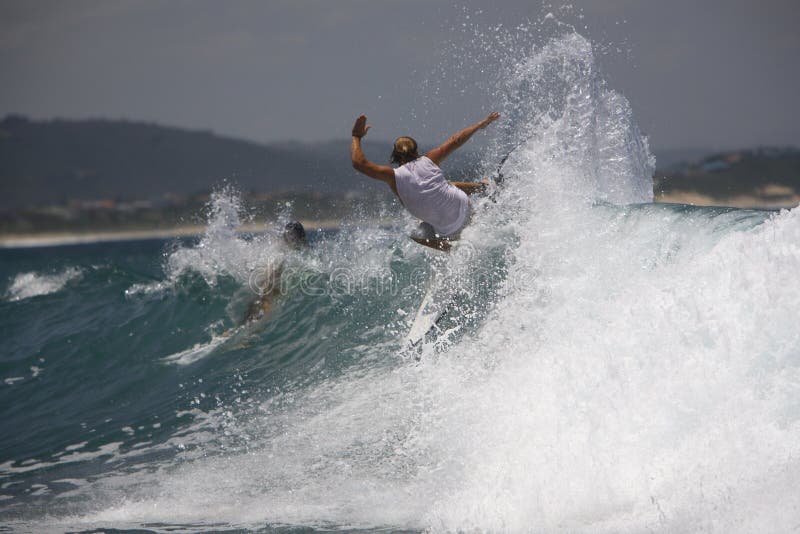 Surfear en Océano sobre el bahía.