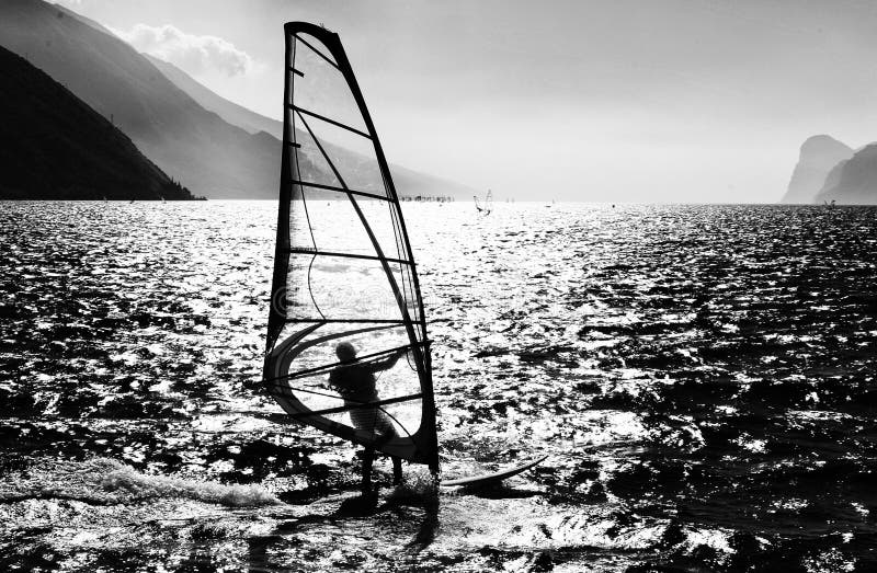 Surfování ve večerních hodinách na lago di Garda, Torbole, Itálie.