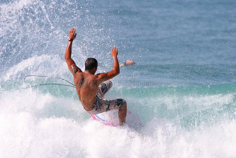 Un surfista non un trucco durante la navigazione in Hawaii.