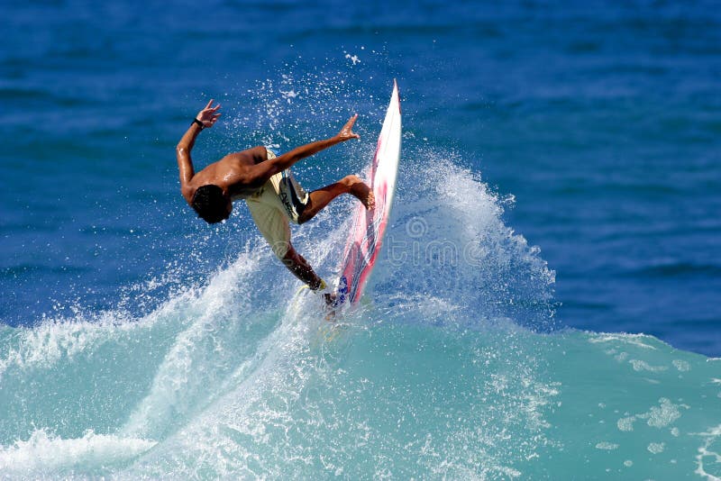 Surfař má zadní letecký při surfování v Honolulu, Hawaii.