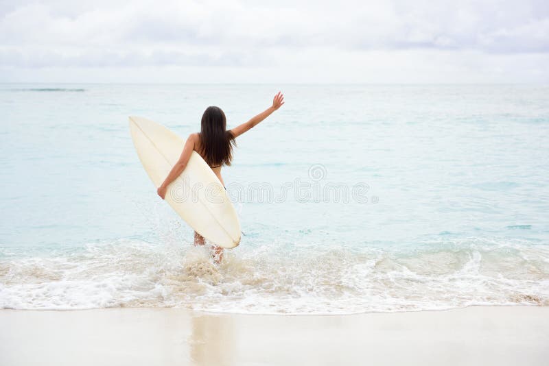 Surfing dziewczyny szczęśliwy z podnieceniem iść surfować przy plażą zdjęcia royalty free Surfing dziewczyny szczęśliwy z podnieceniem iść surfować przy plażą zdjęcia royalty free