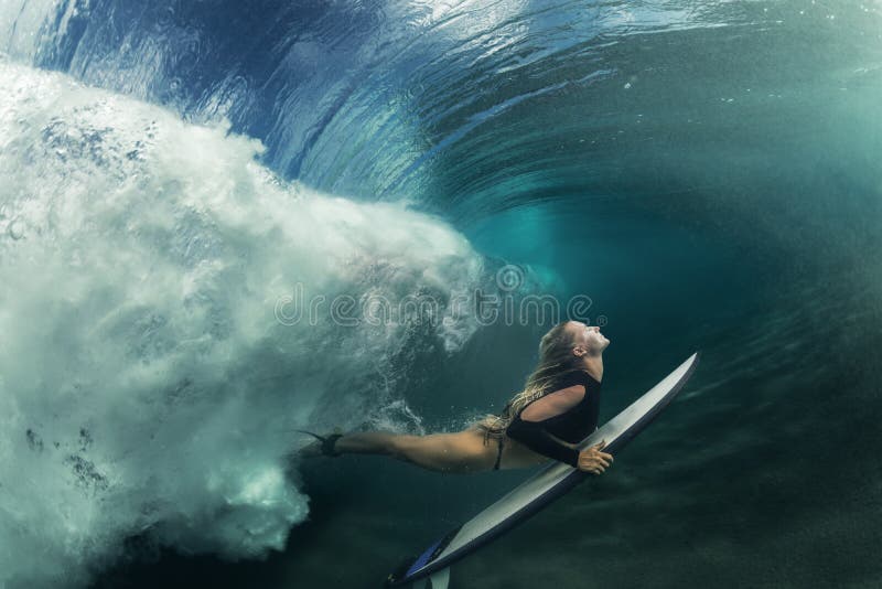 Rubio hacer pato saltar posesión surfear lámina la izquierda para el aire burbujas en azul Agua el gran Océano ola.