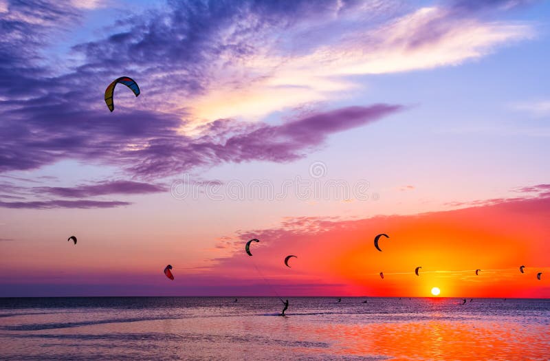 Surfing przeciw pięknemu zmierzchowi Wiele sylwetki zestaw obraz royalty free Surfing przeciw pięknemu zmierzchowi Wiele sylwetki zestaw obraz royalty free
