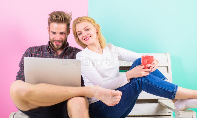 Surfing sur Internet moderne de loisirs des jeunes Passant le grand temps ensemble Les couples gais dépensent des loisirs avec l' image stock Surfing sur Internet moderne de loisirs des jeunes Passant le grand temps ensemble Les couples gais dépensent des loisirs avec l' image stock