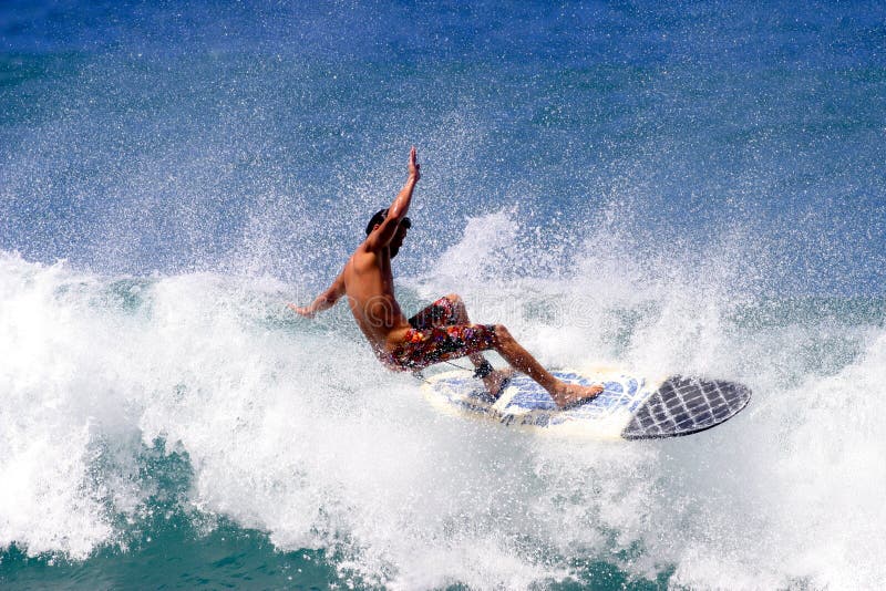 Mladý muž surfovanie na Havaji.
