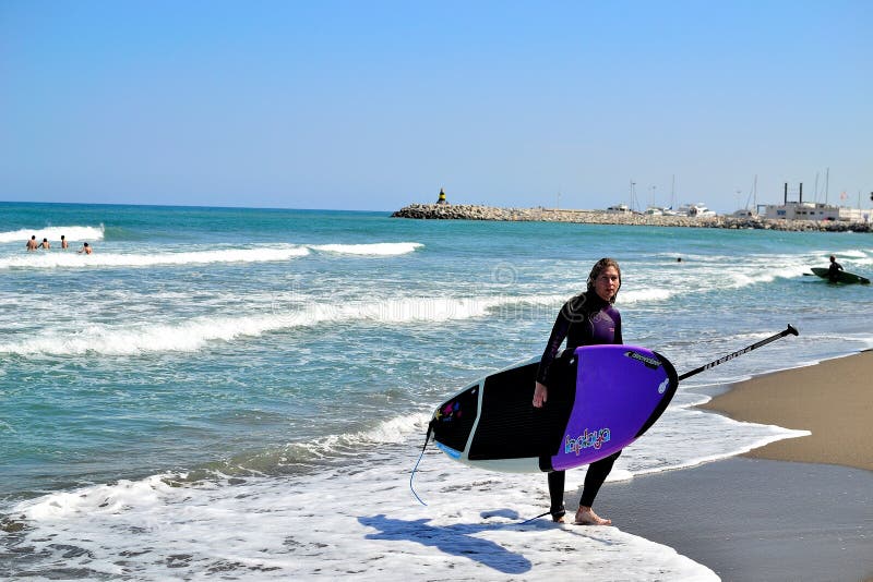 surfingowiec dziewczyna z surfboard na Torremolinos plaży, Costa Del Zol, Hiszpania zdjęcie stock surfingowiec dziewczyna z surfboard na Torremolinos plaży, Costa Del Zol, Hiszpania zdjęcie stock