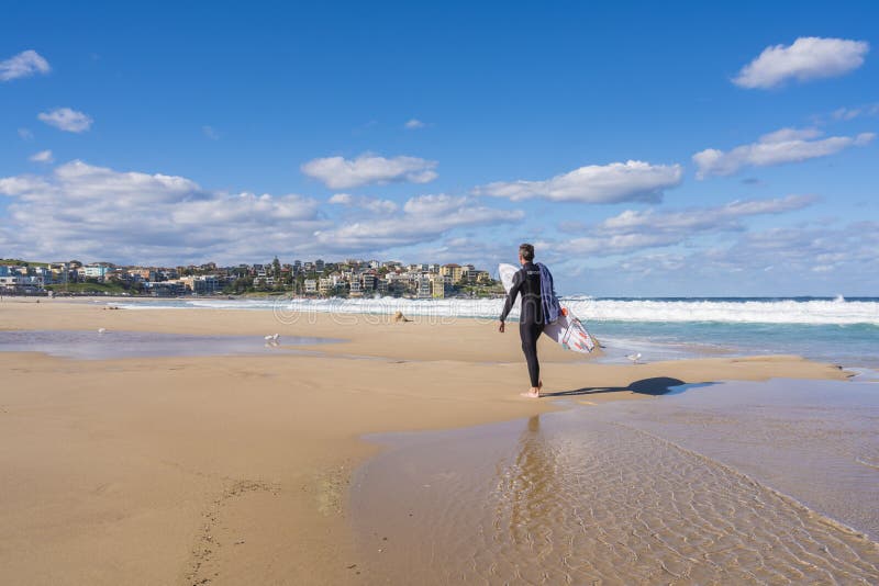 Surfingowiec przy Sydney Bondi plażą, Australia fotografia royalty free Surfingowiec przy Sydney Bondi plażą, Australia fotografia royalty free