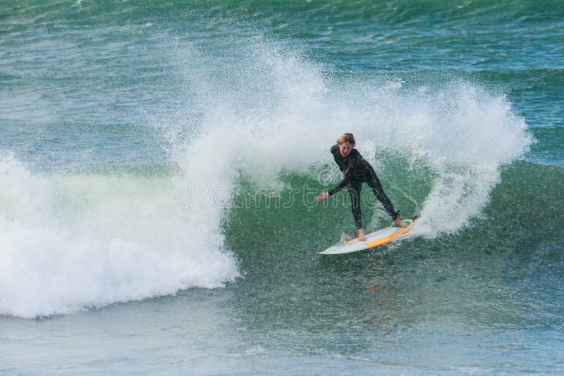Surfingowiec wykonuje cutback przy wierzchołkiem fala fotografia royalty free Surfingowiec wykonuje cutback przy wierzchołkiem fala fotografia royalty free