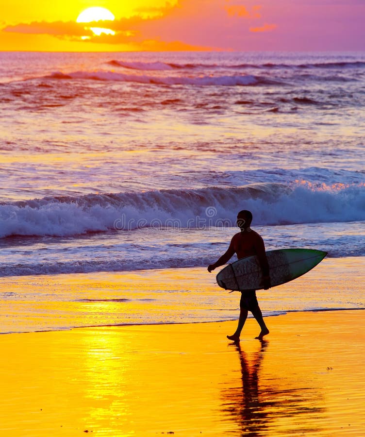 Surfista al tramonto Isola di Bali fotografie stock