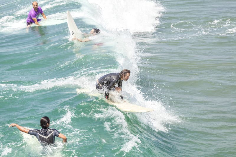 Surfista de deslizamento entre outros que espera ondas