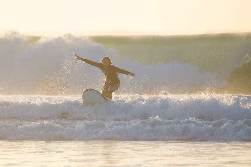 Surfista do corpo que monta uma onda perfeita fotos de stock Surfista do corpo que monta uma onda perfeita fotos de stock