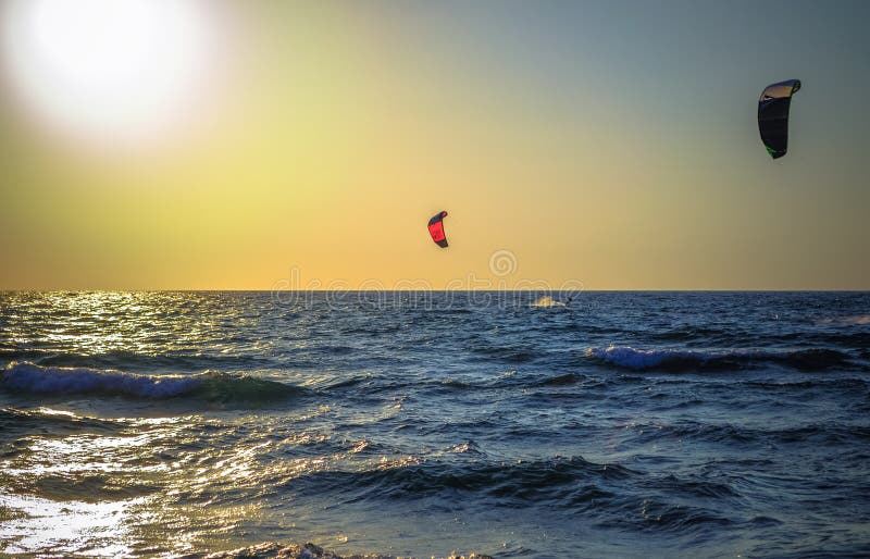 Surfista do mar da foto distante fotografia de stock royalty free Surfista do mar da foto distante fotografia de stock royalty free