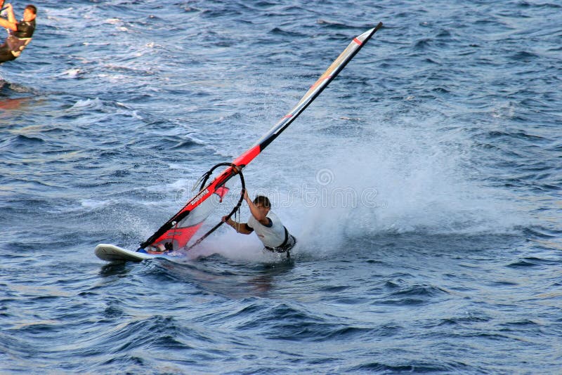 Surfista do vento puxado pela vela imagem de stock Surfista do vento puxado pela vela imagem de stock