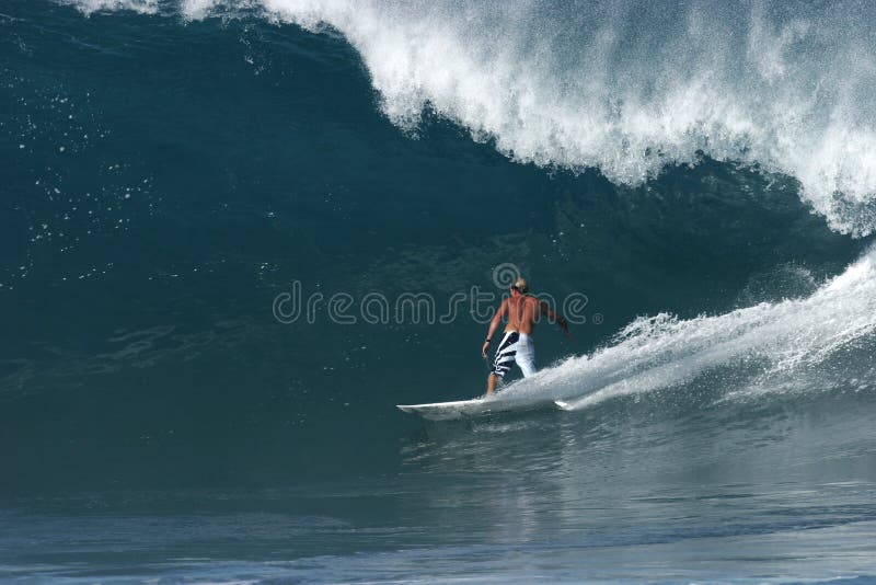 Surfista no encanamento secreto foto de stock Surfista no encanamento secreto foto de stock